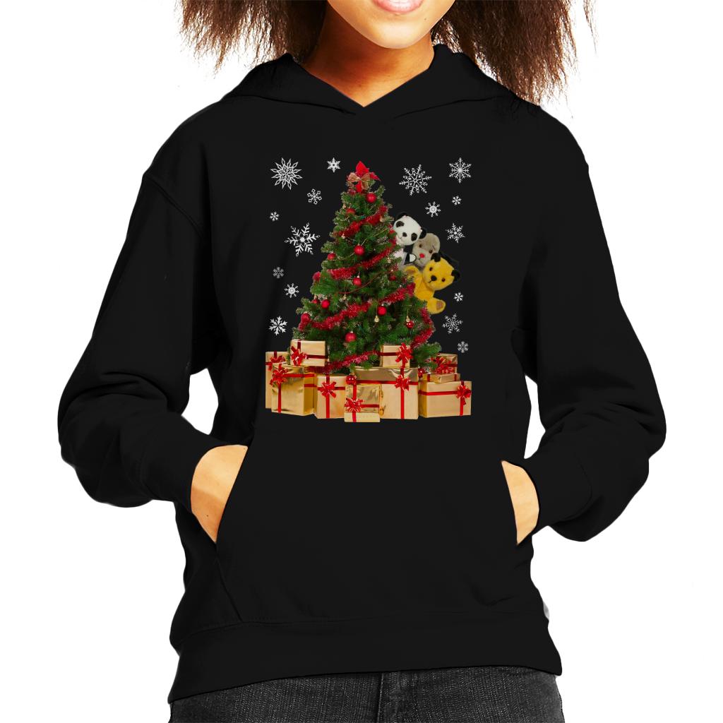 Sooty Christmas Characters Peeking Around Xmas Tree Kids Hooded Sweatshirt-ALL + EVERY