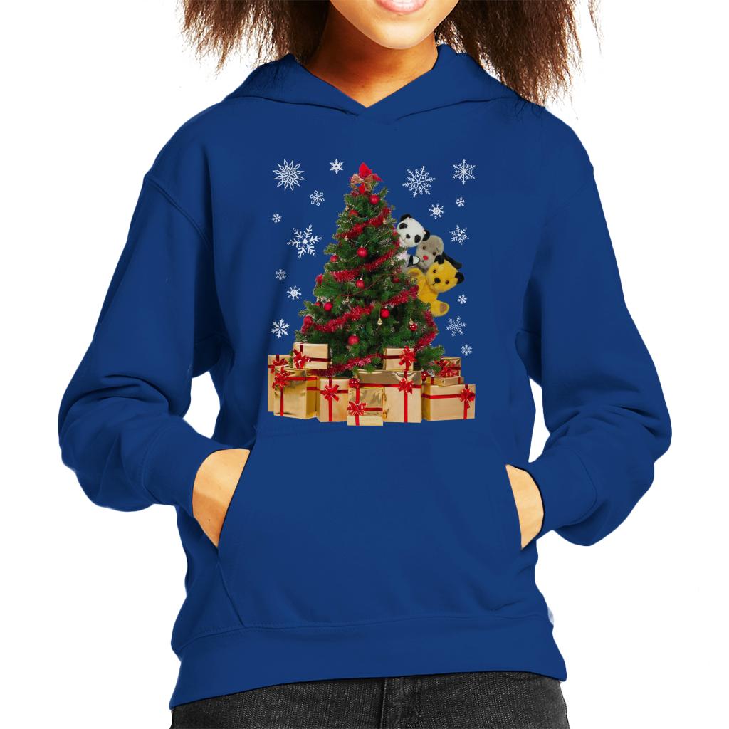 Sooty Christmas Characters Peeking Around Xmas Tree Kids Hooded Sweatshirt-ALL + EVERY