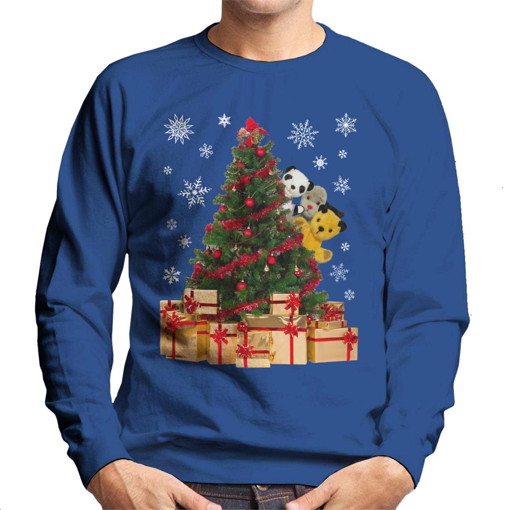 Sooty Christmas Characters Peeking Around Xmas Tree Men's Sweatshirt-ALL + EVERY