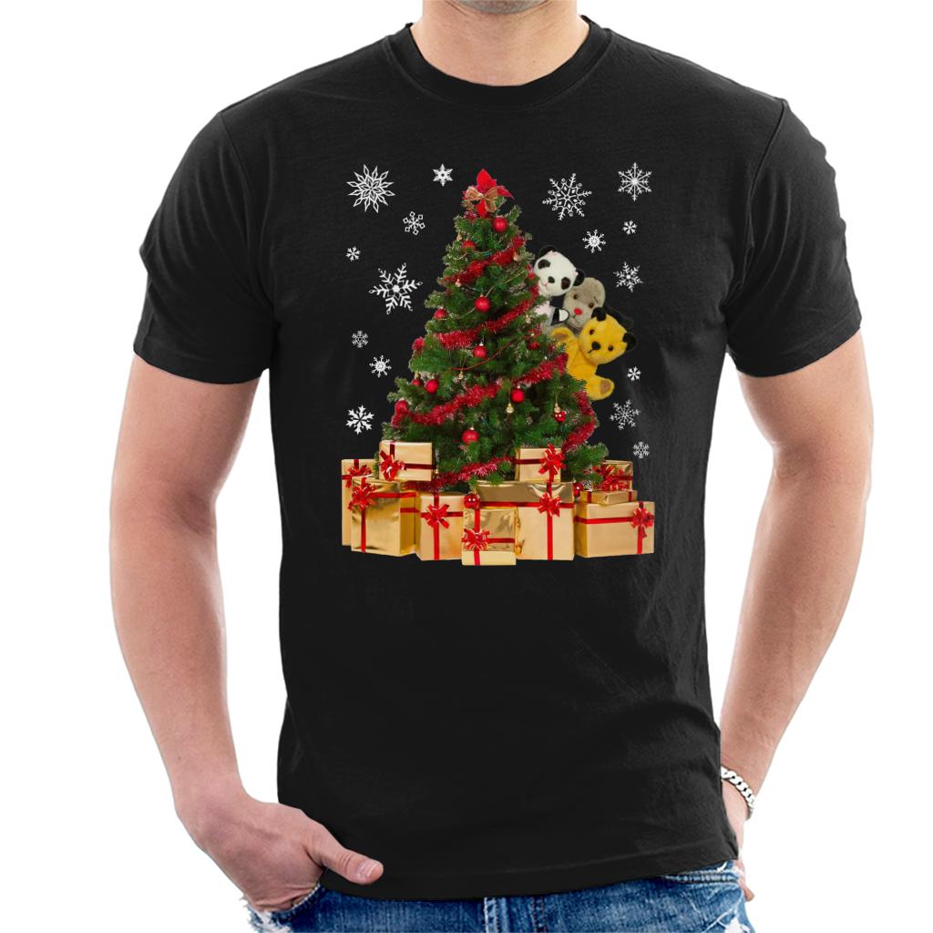 Sooty Christmas Characters Peeking Around Xmas Tree Men's T-Shirt-ALL + EVERY