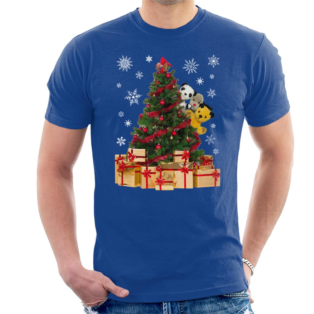 Sooty Christmas Characters Peeking Around Xmas Tree Men's T-Shirt-ALL + EVERY