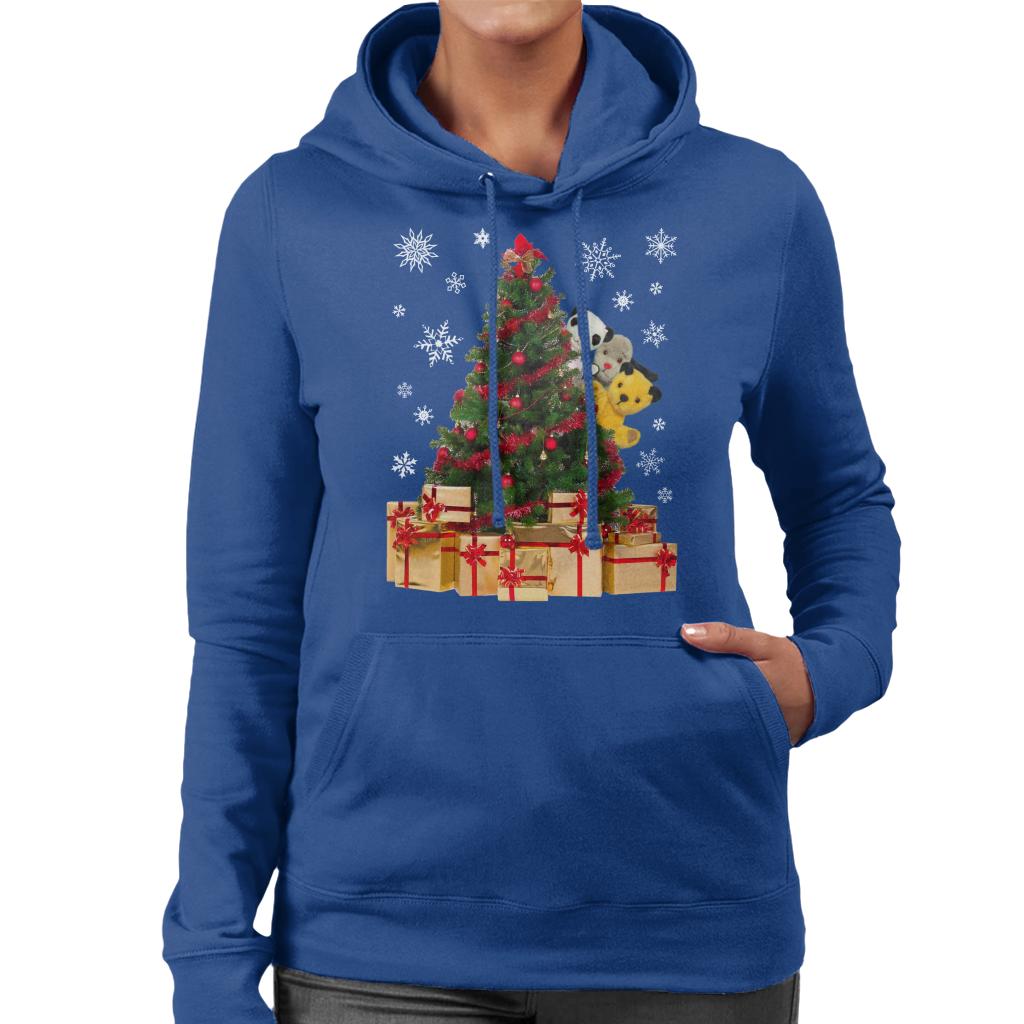 Sooty Christmas Characters Peeking Around Xmas Tree Women's Hooded Sweatshirt-ALL + EVERY